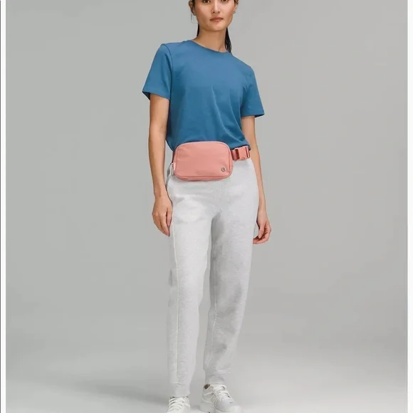 Lululemon Everywhere Belt Bag NWT - Picture 3 of 10